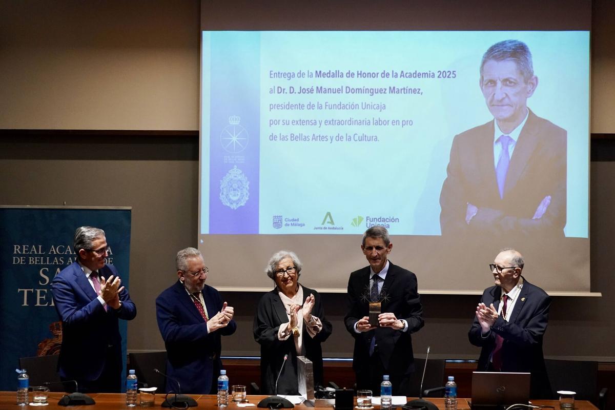 MLG 28-04-2026.-El presidente de la Fundación Unicaja, José Manuel Domínguez, recibe la medalla de la Academia de San Telmo
