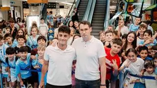 La marea celeste inunda el centro comercial Pontevella para recibir a Hugo Álvarez, el orgullo ourensano del Celta