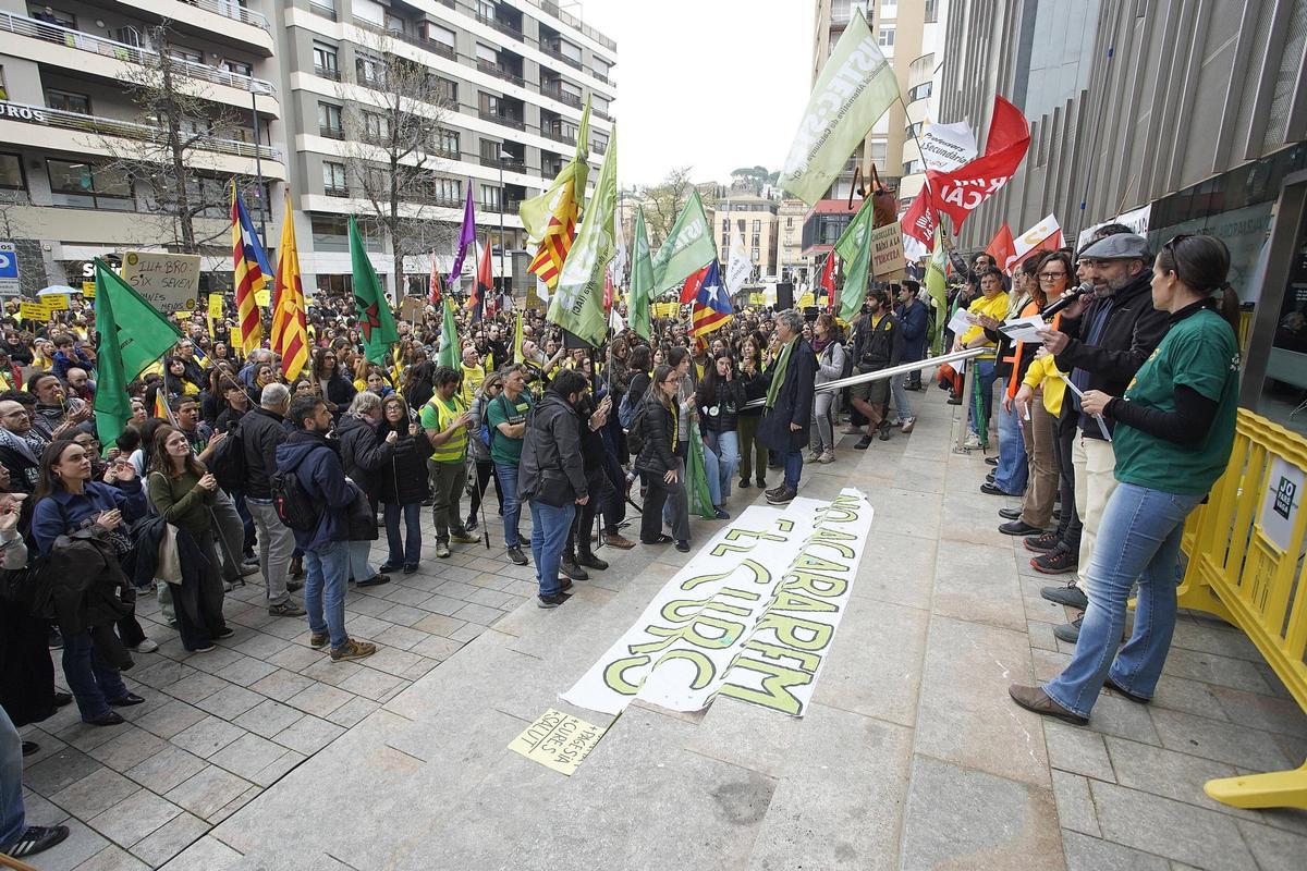 Les imatges de la protesta dels docents davant de la Generalitat a Girona