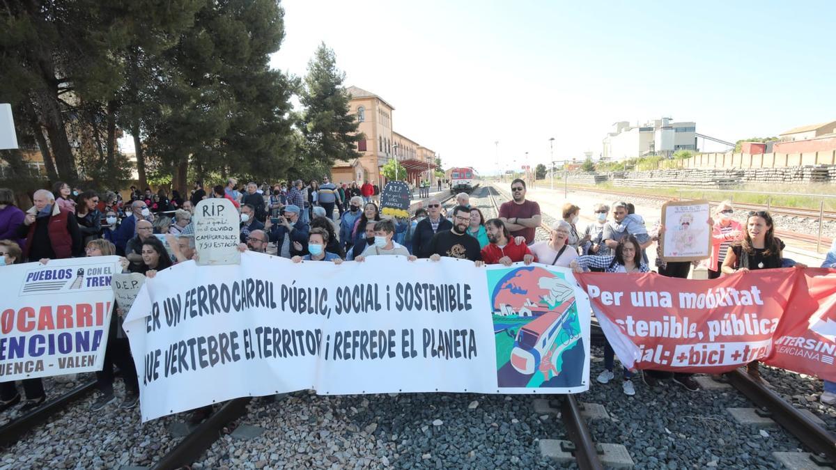 Ayuntamientos y asociaciones se concentran en Utiel contra el cese del tren  convencional a Cuenca - Levante-EMV