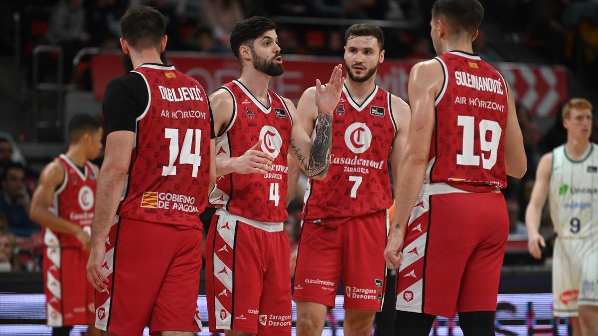 Yusta habla con sus compañeros en una pausa del duelo entre el Casademont y el Unicaja