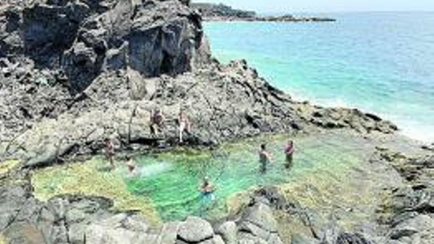 Tenerife. Charco de la Leona. Esta piscina natural se encuentra en Punta de Rasca, en Arona. Es un pequeño charco artificial de rebosadero situado próximo al Faro de Rasca, aunque su uso es limitado debido a la lejanía de su acceso. Se encuentra dentro de la Reserva Natural Especial del Malpaís de Rasca y en las proximidades se localizan unas pequeñas salinas naturales.