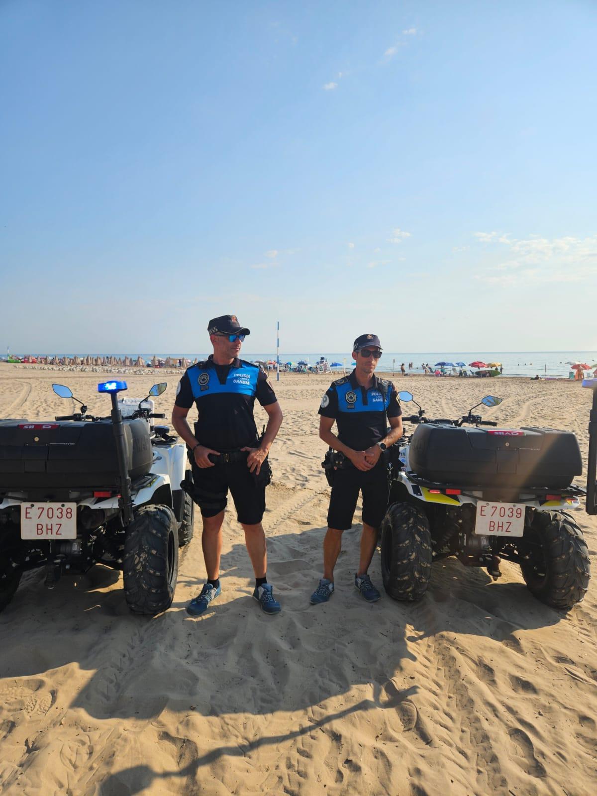 Dos agentes de la Unidad de Quads de Gandia.