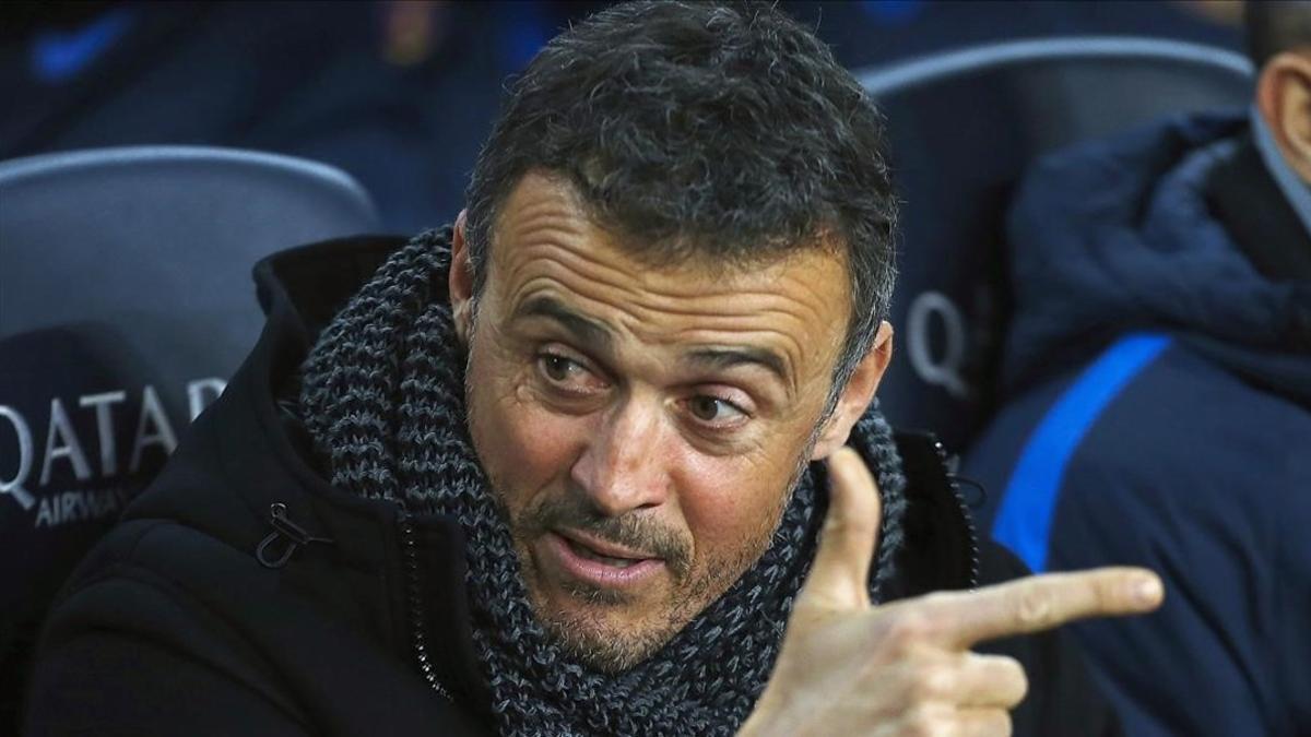 Luis Enrique, en el banquillo del Barça-Real Sociedad en el Camp Nou.