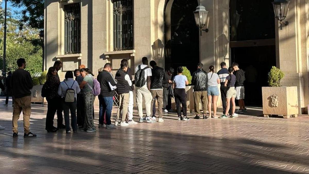 Cola de personas a las puertas del Ayuntamiento de Xàtiva para solicitar los trámites de la regularización.