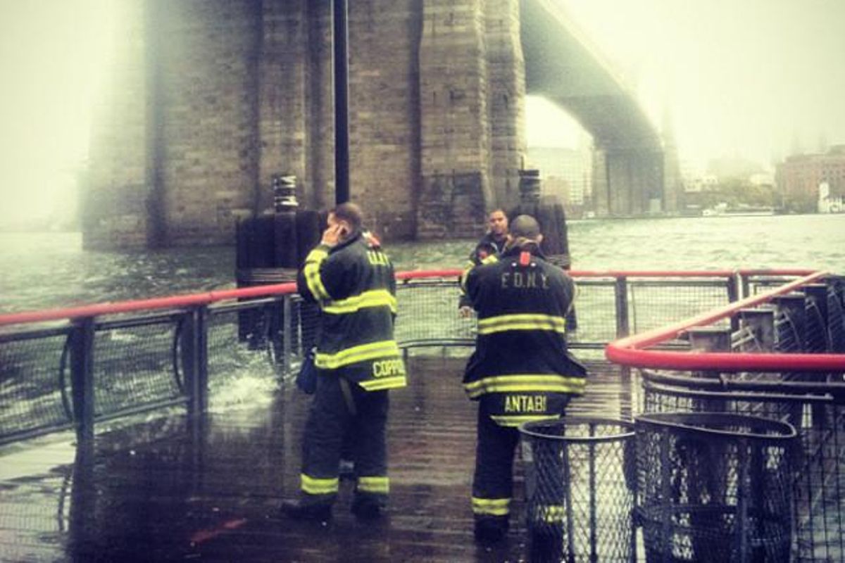idoyany: #sandy Els bombers fent-se fotos. ’Serà pitjor que l’’Irene’, sens dubte. Ara estem en marea baixa’.