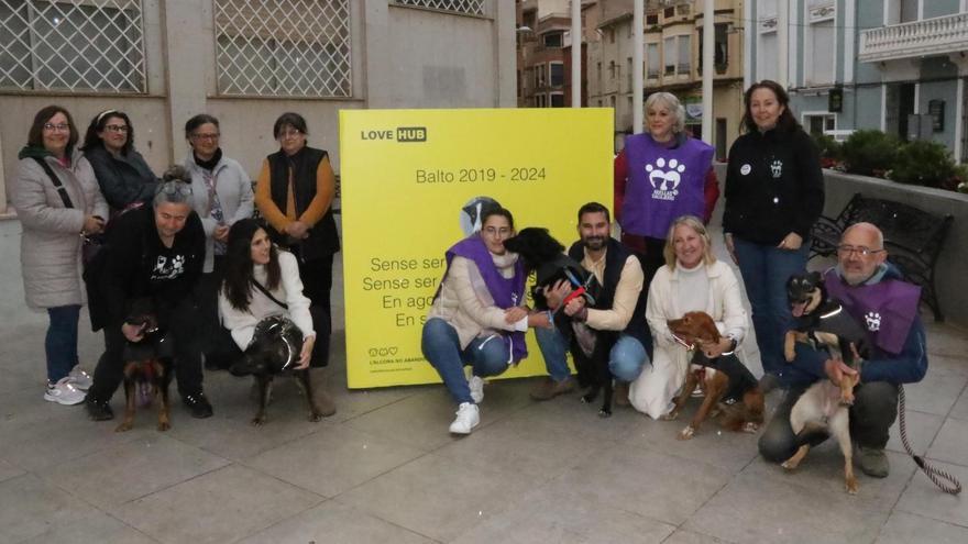 La plaza del Ayuntamiento de l’Alcora acogió la presentación de la campaña para evitar el abandono animal.