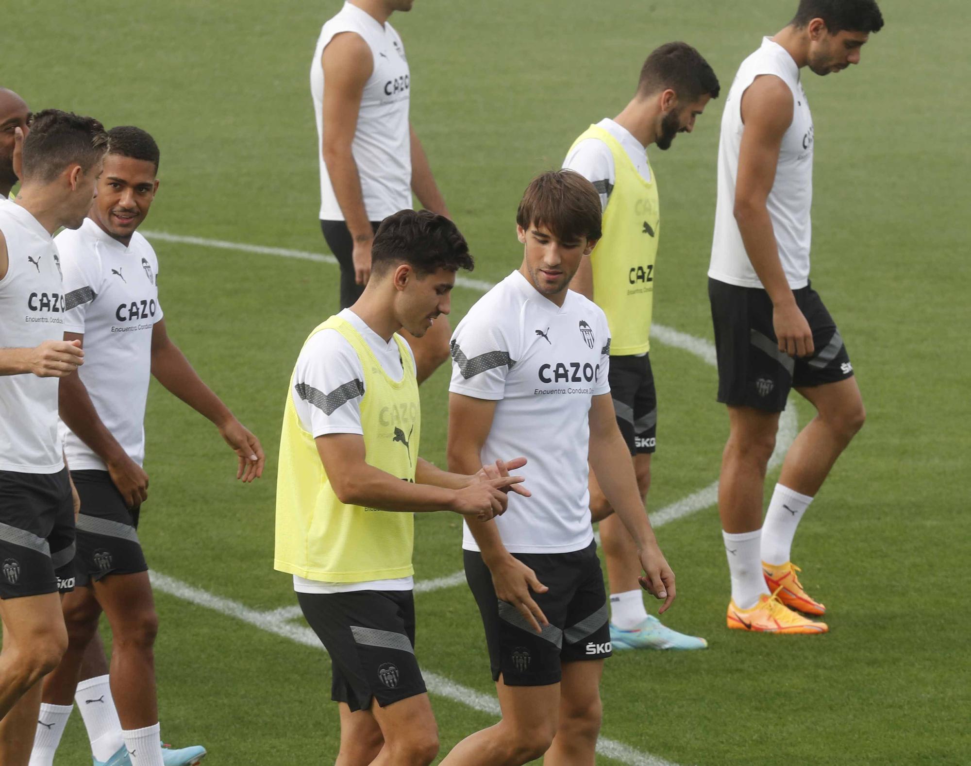 Sesión de entrenamiento para el Valencia a tres dias de jugar contra el Barça