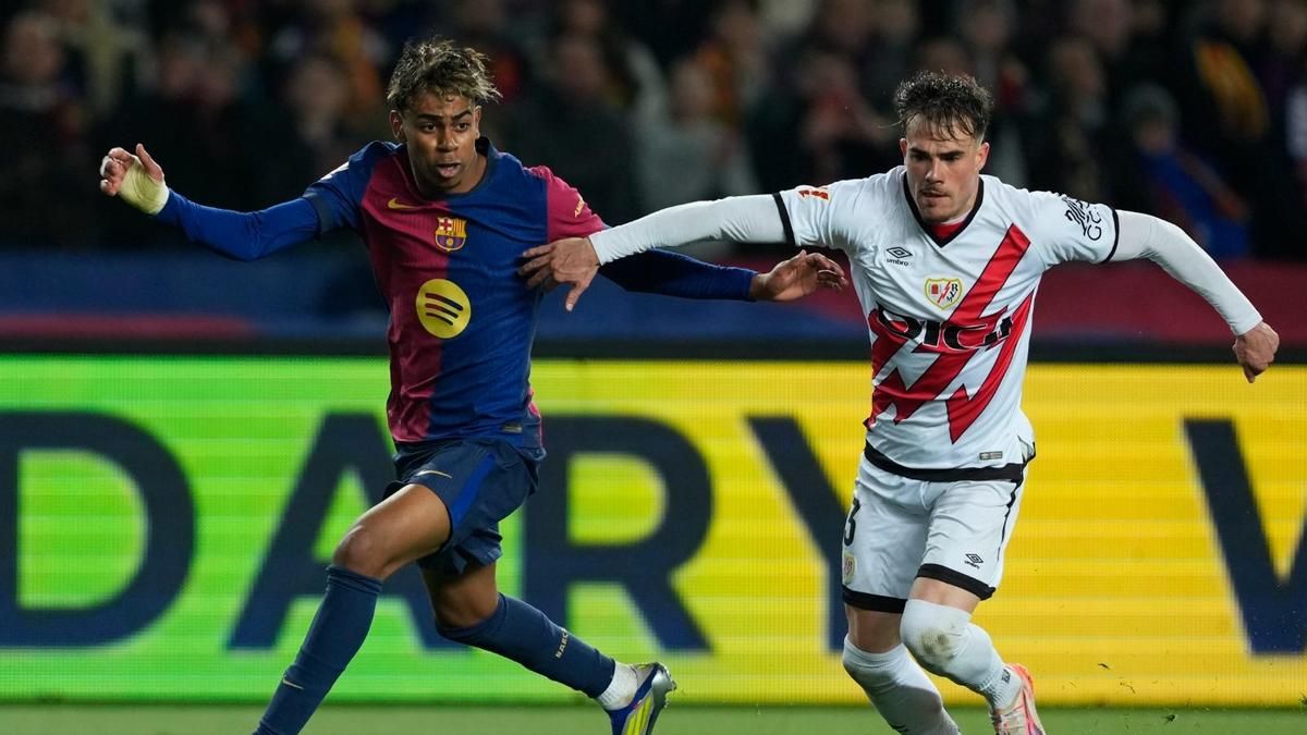 Chavarría pugna con Lamine Yamal en un duelo entre Barcelona y Rayo