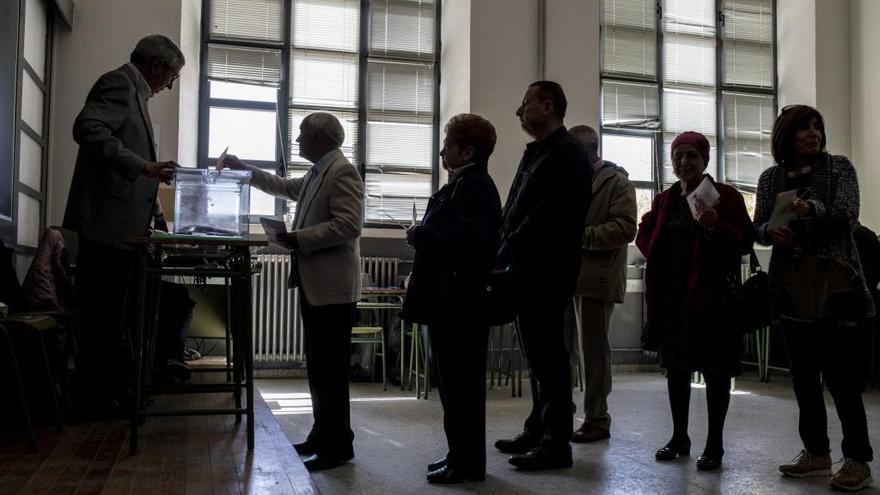 Varios ciudadanos hacen cola para votar en las pasadas elecciones generales de Zamora 2019.
