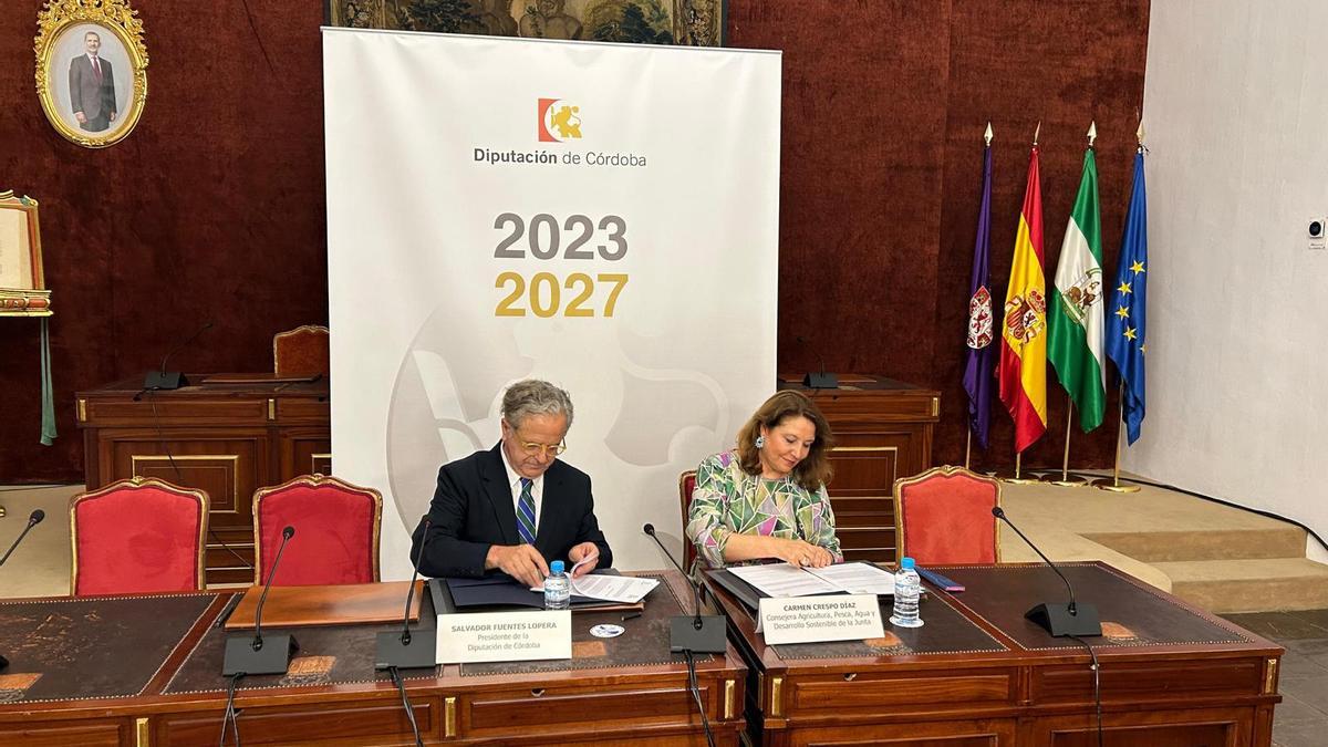 Salvador Fuentes y Carmen Crespo, en la firma del protocolo entra la Diputación y la Consejería.