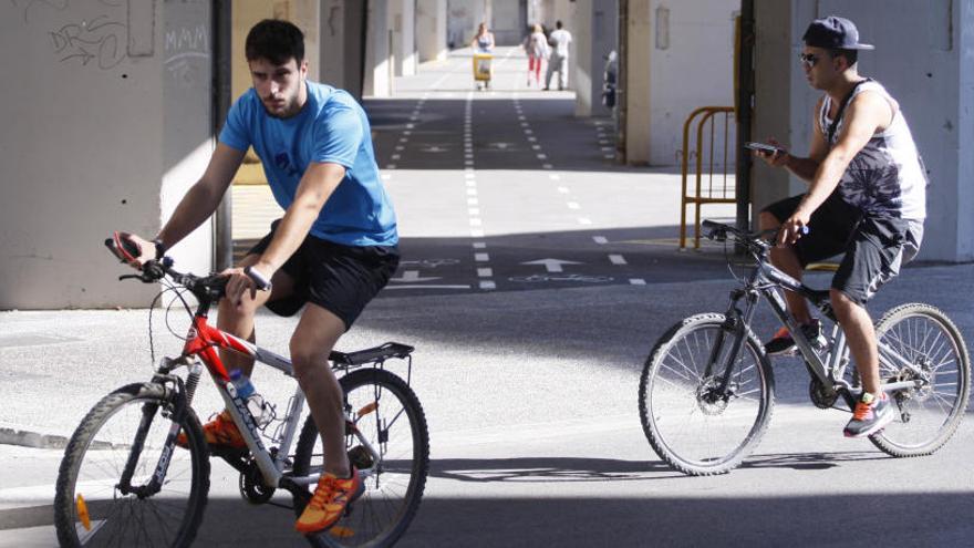 Dos ciclistes per Girona.