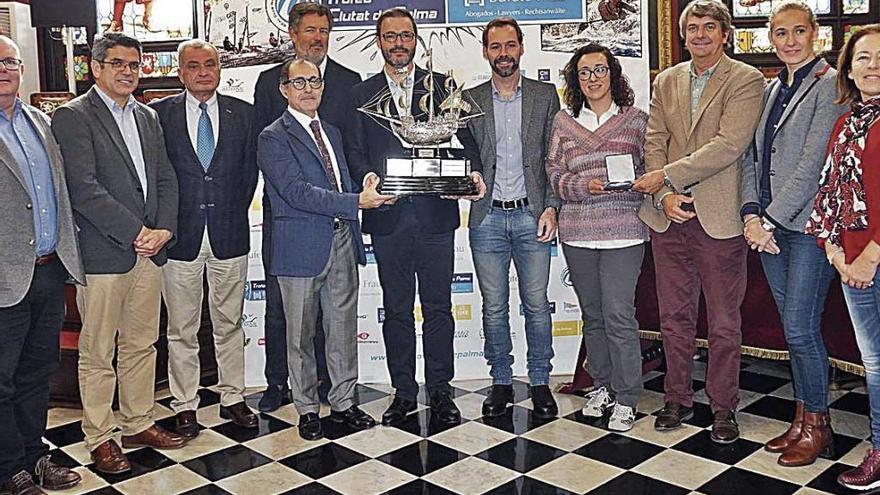 El alcalde de Palma y el presidente del RCNP sostienen el trofeo oficial del Ciutat de Palma.