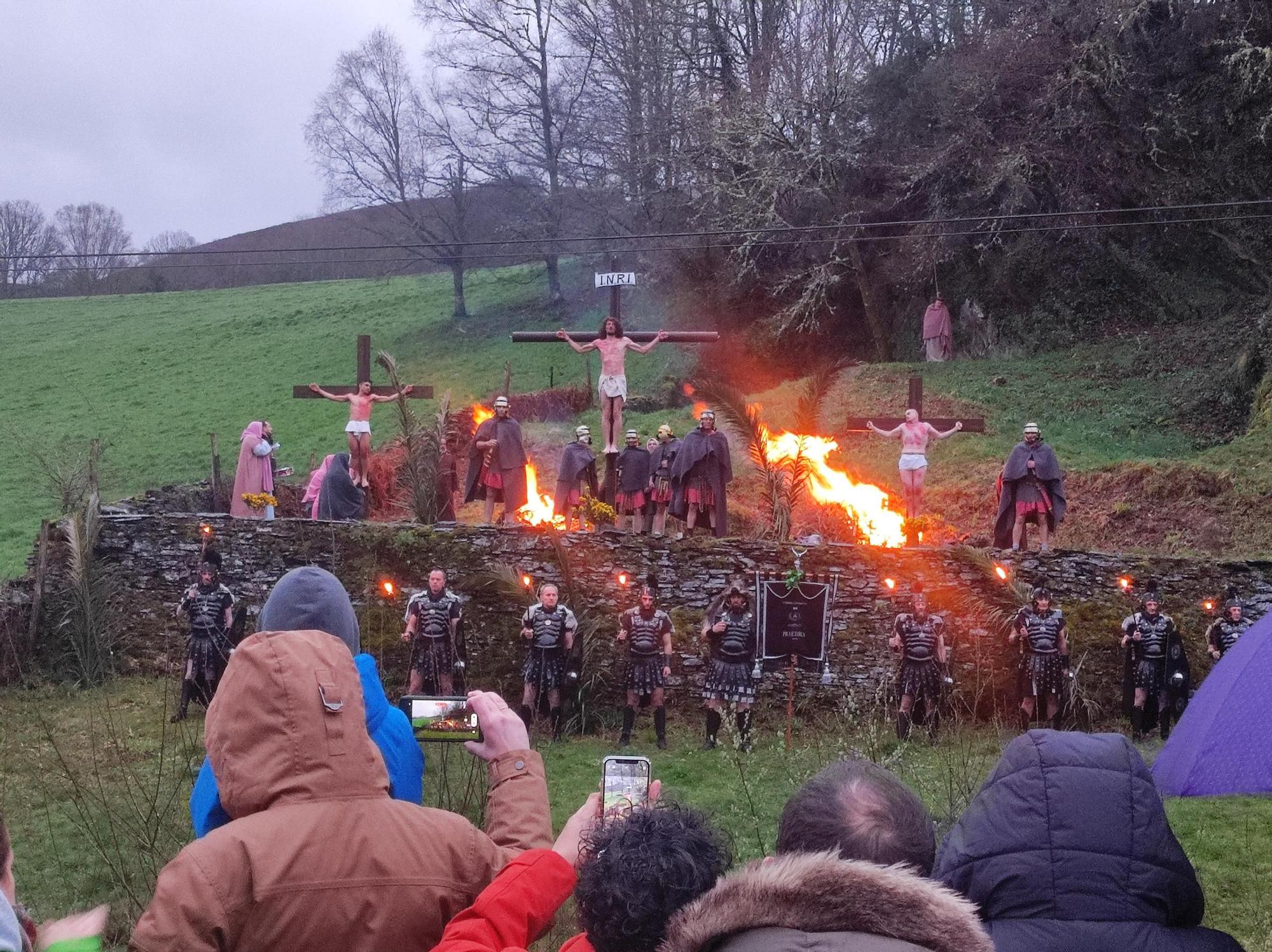 En imágenes: El espectacular vía crucis viviente de Villanueva de Oscos