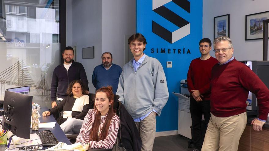 El equipo de Simetría en sus oficinas de la calle Alfonso III el Magno.