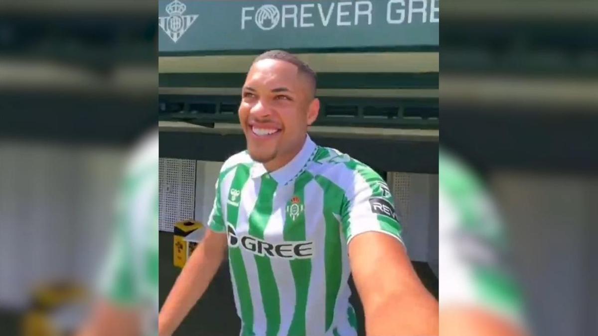 El vídeo de Vitor Roque en el Villamarín que ha sido 'carne de meme' en redes sociales