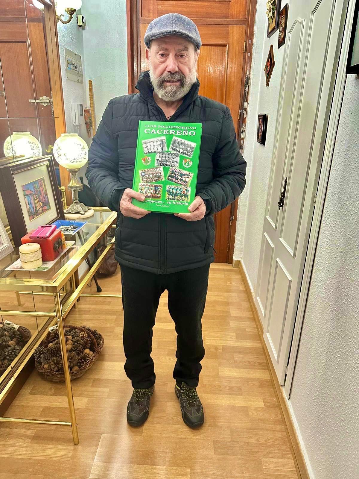 Paco Mangut, con su libro este jueves.