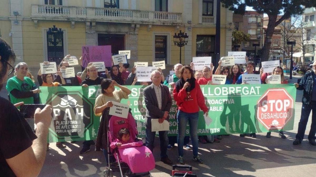 Más de una veintena de entidades sociales se han concetrado este jueves frente al Ayuntamiento de L'Hospitalet