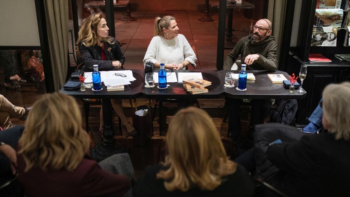 BARCELONA 24/11/2022 Icult. Mesa redonda entre Eva Moll, Carolina Galvez y Eloy Fernandez Porta. En la presentación del libro La Balada de María Tifoidea, de Jürg Federspiel en la tienda Santa Eulalia. FOTO de ZOWY VOETEN