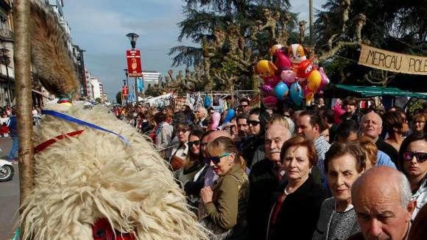 Un sidro entre el público, en los Güevos Pintos de la Pola.