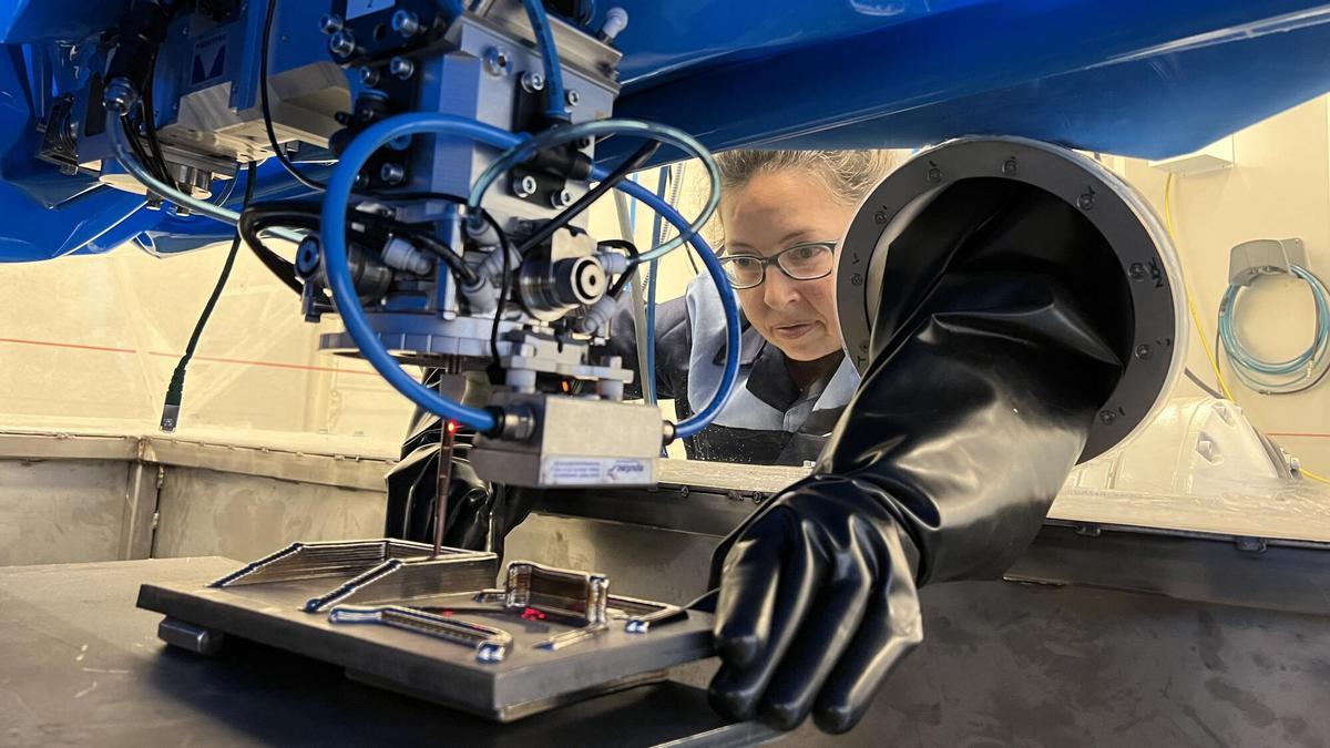 Una investigadora del centro porriñés Aimen manipula parte de la ingeniería de un proyecto.