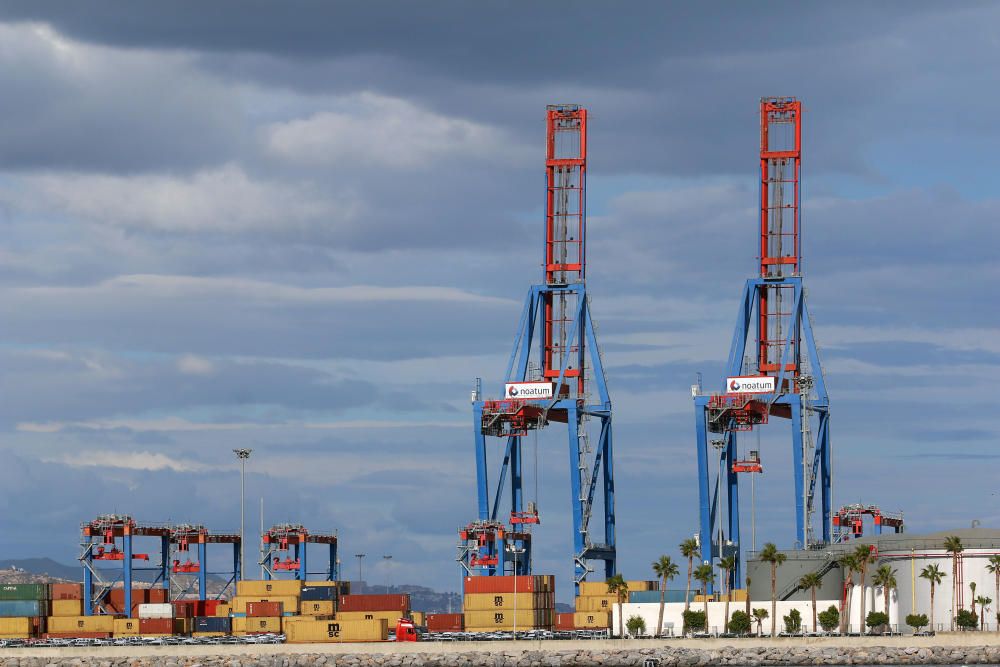 Una gran barcaza las transportará la próxima semana. En junio también será retirada una tercera grúa de contenedores.