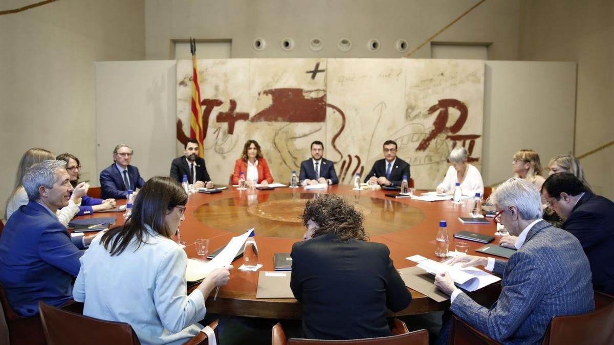 Aragonès, rodejat ahir de consellers d’ERC i Junts durant la reunió setmanal del Govern