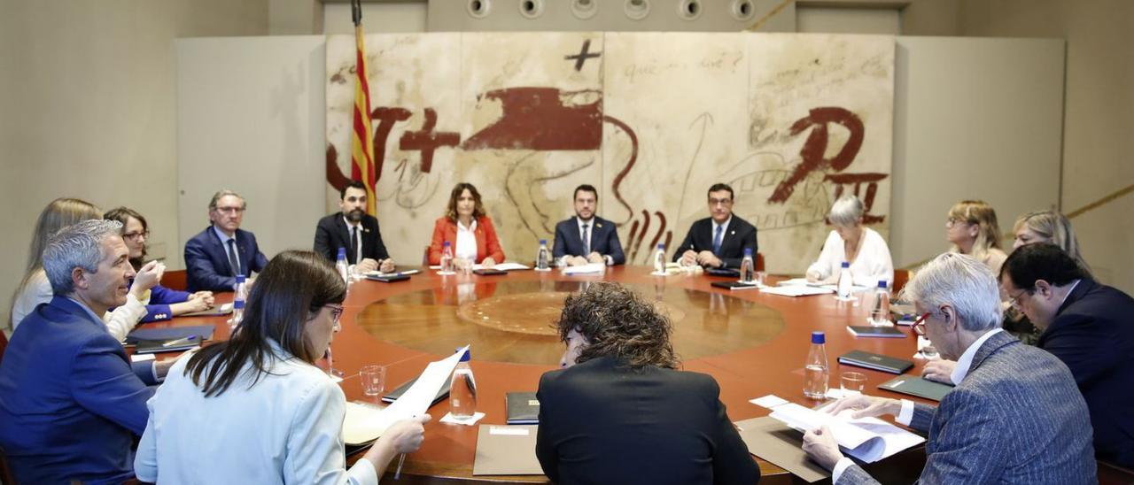 Aragonès, rodejat ahir de consellers d’ERC i Junts durant la reunió setmanal del Govern. | EFE