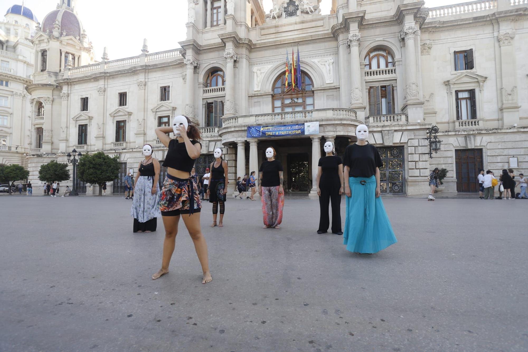 Performance en València para reivindicar la bajada del IVA de las compresas