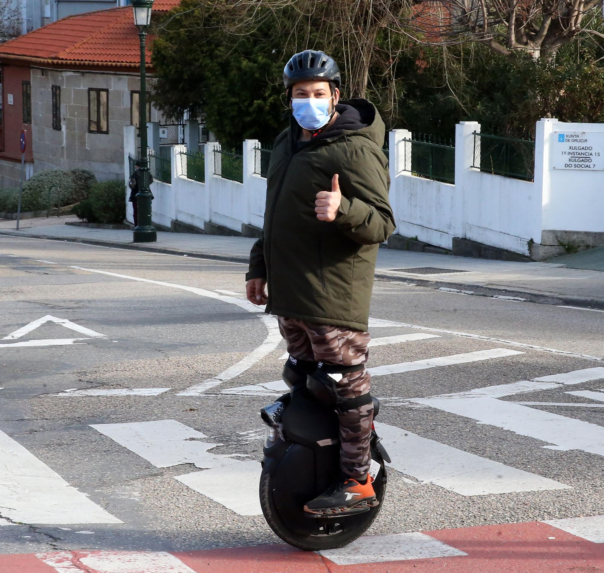Medio centenar de personas se concentran en Vigo contra la "sobrerregulación" de Vehículos de Movilidad Personal