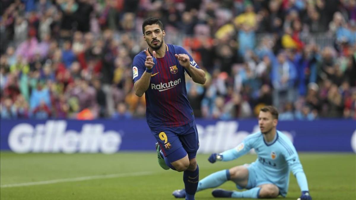 Luis Suárez celebra el gol con el que estrenó el marcador