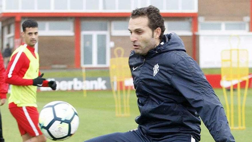 Baraja controla un balón durante el entrenamiento de ayer en Mareo.