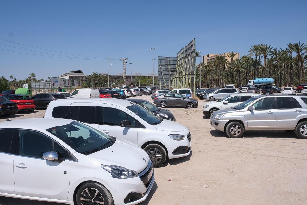 Uno de los solares donde los usuarios del Hospital General de Elche encuentran aparcamiento pero en una zona en muy mal estado