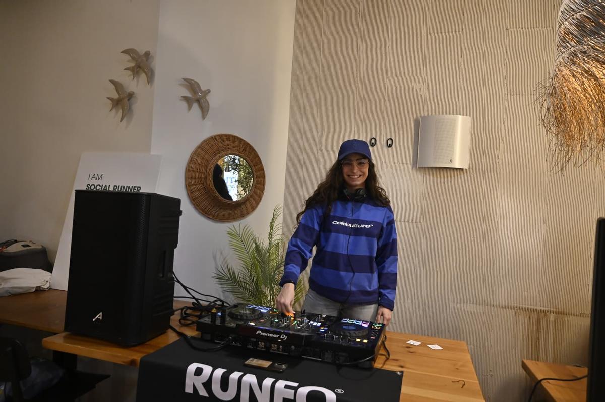 En imágenes | Runneo, el club de 'running' más viral de Zaragoza que mezcla carreras con 'cachondeo'