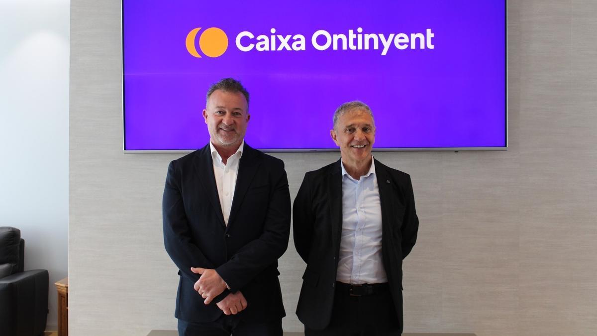 El presidente de Caixa Ontinyent, José Pla, junto al director general de la entidad, José Francisco Sanfélix.