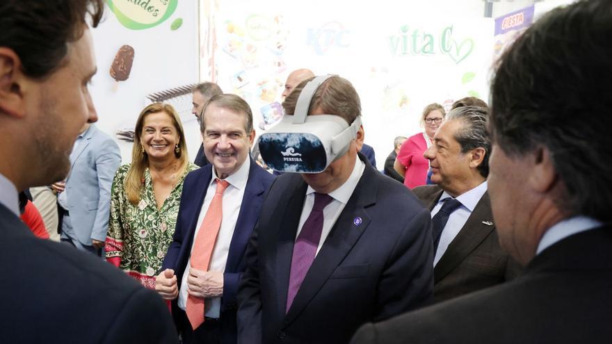 Luis Planas, con unas gafas virtuales en el “stand” de Pereira, acompañado de Carmela Silva, Abel Caballero y Eloy García. |   // MARTA G. BREA