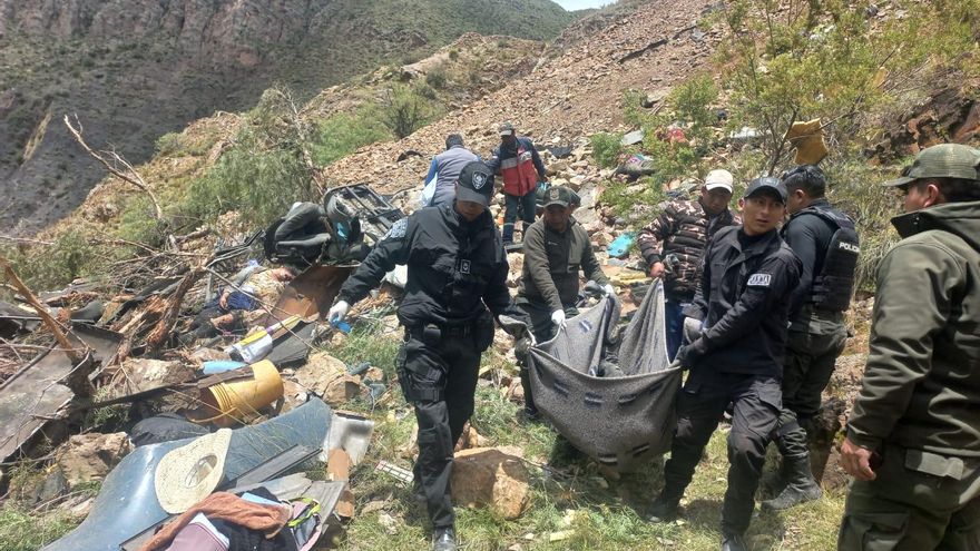 Al menos 28 muertos  y 20 heridos al caer un autobús por un barranco en Bolivia