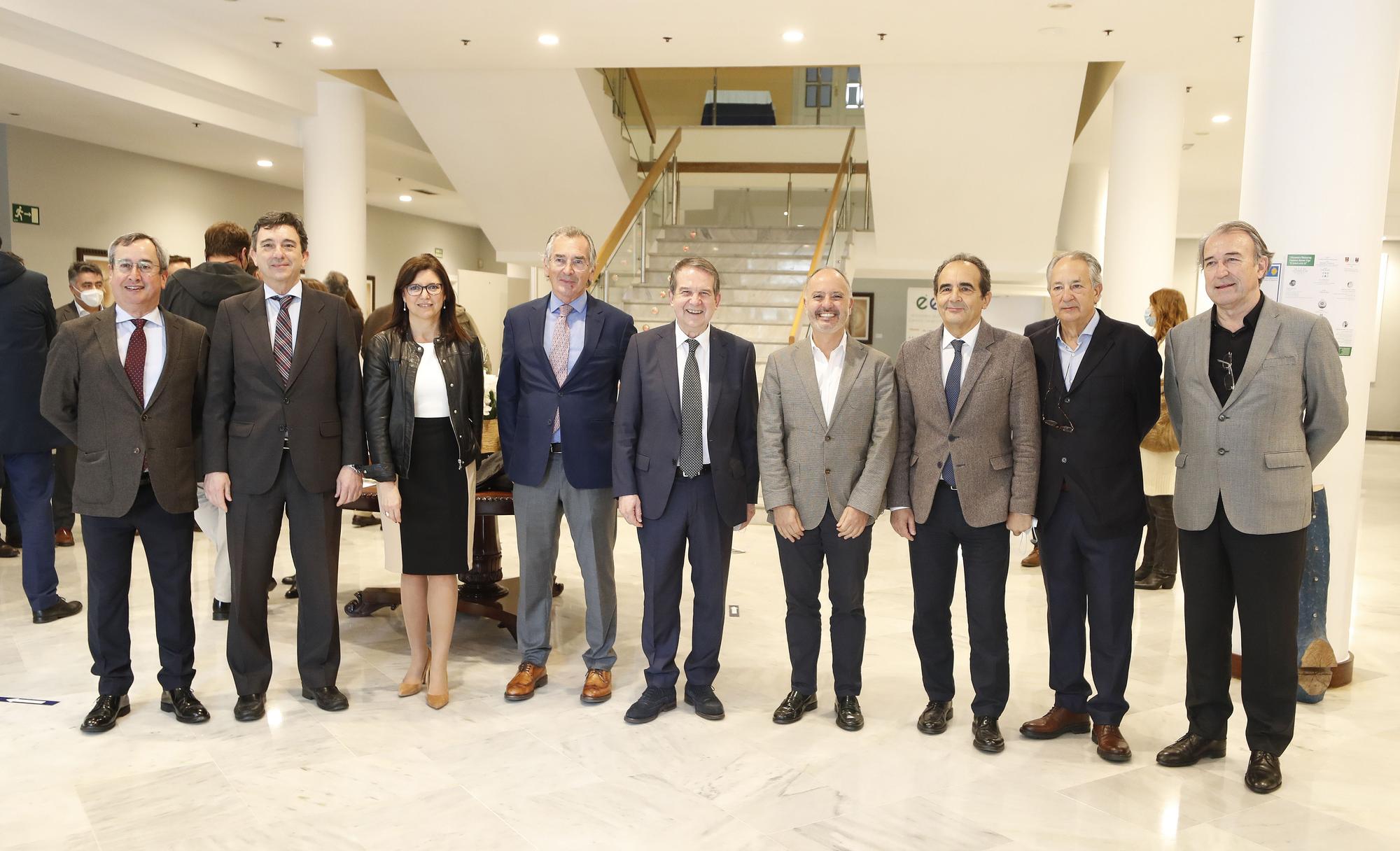 Foto de familia en la presentación del monográfico en el Círculo de Empresarios