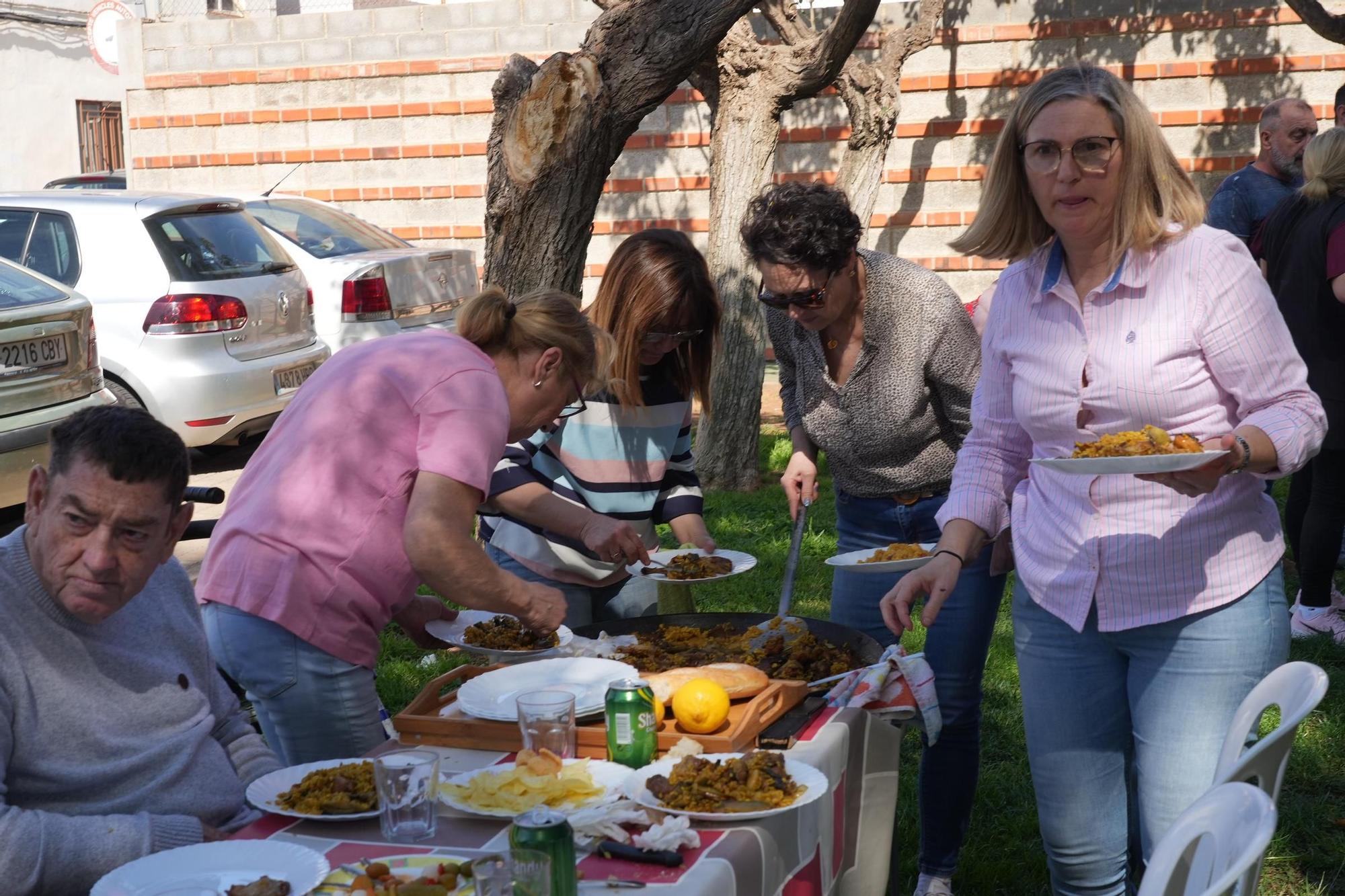 Las mejores imágenes de las multitudinarias paellas en un barrio de Vila-real