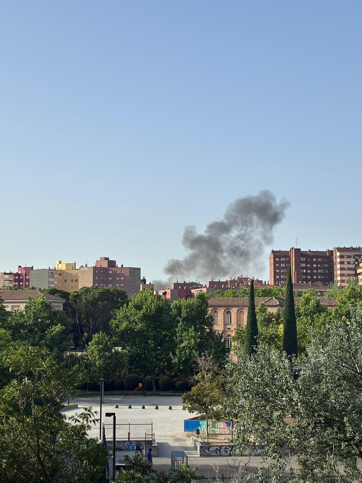 Columna de humo del incendio que ha tenido lugar esta mañana en las obras del estadio.