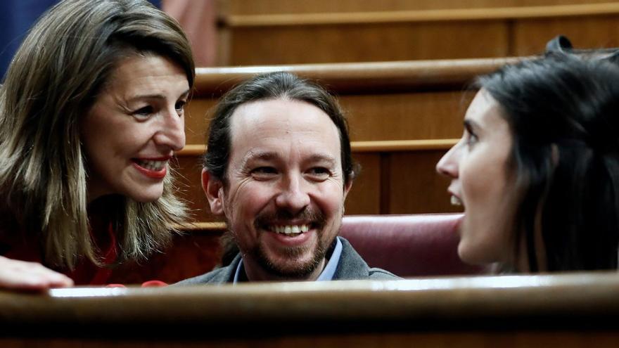 Yolanda Díaz, Pablo Iglesias e Irene Montero, en una foto de archivo en el Congreso de los Diputados en enero de 2020. | MARISCAL