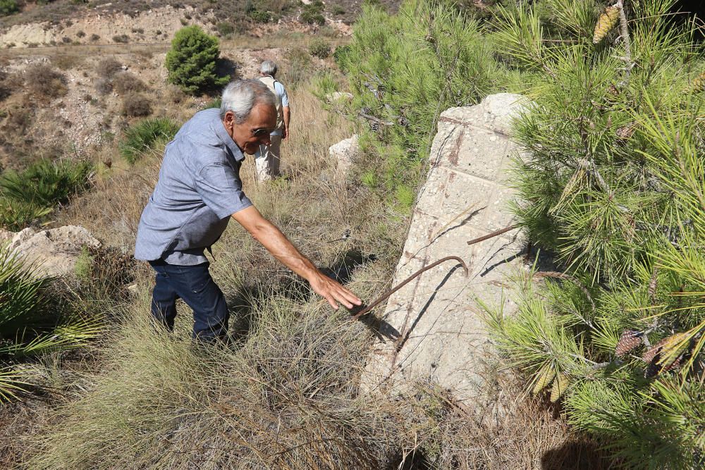 La asociación de vecinos del Palo critica el preocupante estado de abandono del puente del Arroyo del Judío, el arco del Camino de Vélez y la anexa casa de postas, elementos protegidos de finales del