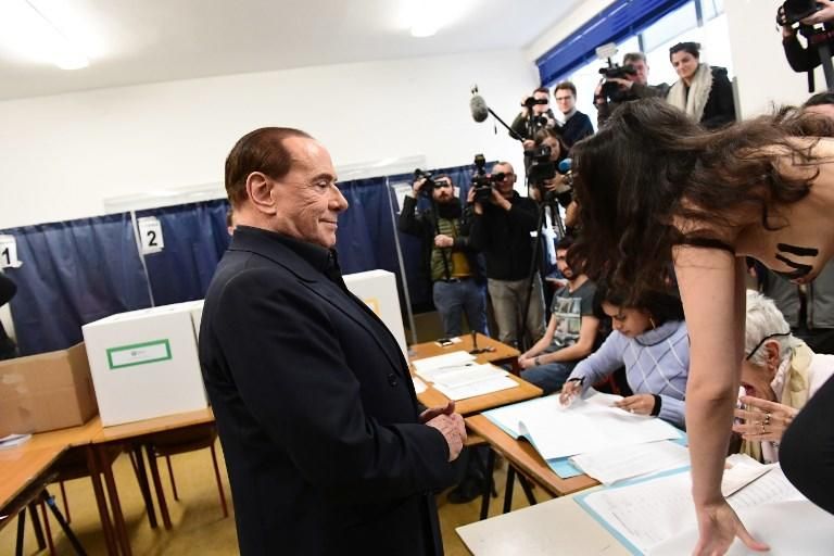 Una activista de Femen irrumpió en el colegio electoral de Silvio Berlusconi.