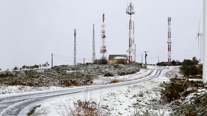 Rescatan a dos excursionistas cercados por la nieve y el intenso frío en un refugio de Lalín