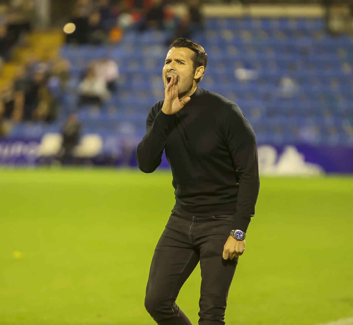 Lolo Escobar da instrucciones en su debut como entrenador del Hércules.