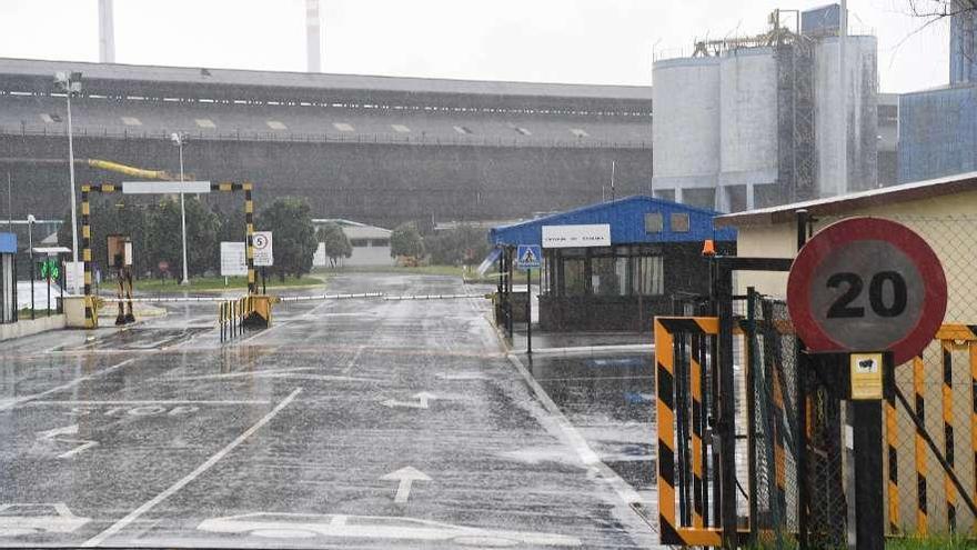 La &quot;nueva&quot; Alcoa también apaga la luz  |  Alu Ibérica, la antigua Alcoa, comunicó ayer el cierre preventivo de su planta de producción de A Coruña por un periodo de catorce días tras recibir la noticia de la muerte por coronavirus de un extrabajador de la compañía, José Luis Paz Pena. Había sido además presidente del comité de empresa (CC OO), y partició el 11 de marzo en una manifestación en favor de un estatuto energético favorable para las empresas electrointensivas. Alu Ibérica, que de momento ha decidido no aplicar un ERTE, aclaró que no tiene constancia de ningún positivo entre su cuadro de personal.