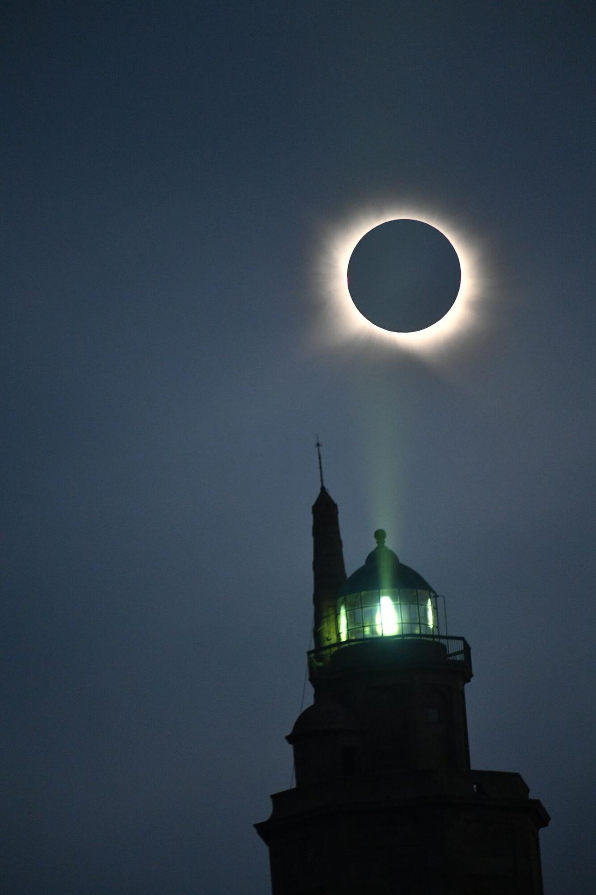 Cientos de curiosos se acercaron a ver un evento astronómico único en Punta Herminia Cientos de curiosos se acercaron a ver un evento astronómico único en Punta Herminia