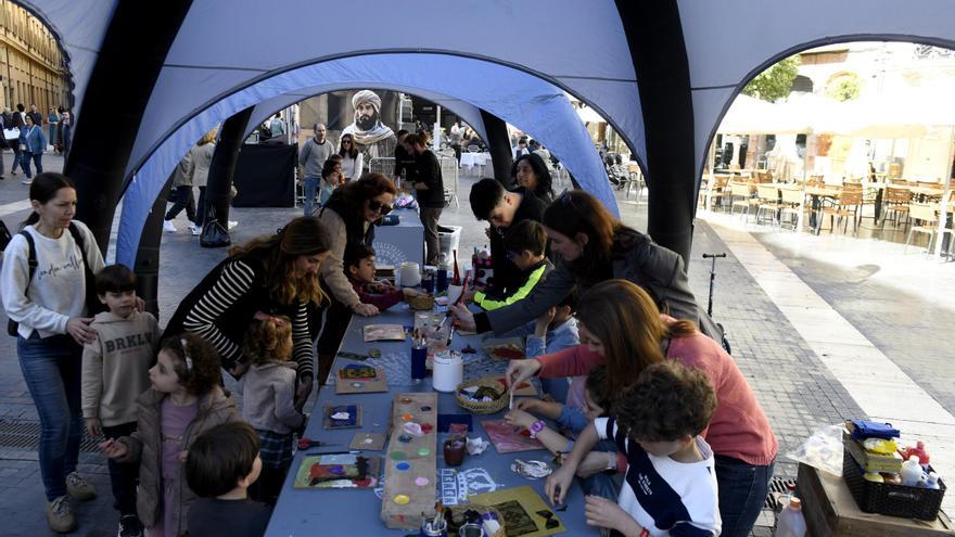 Talleres para aprender a hacer botijos y maceteros sostenibles en la plaza Belluga