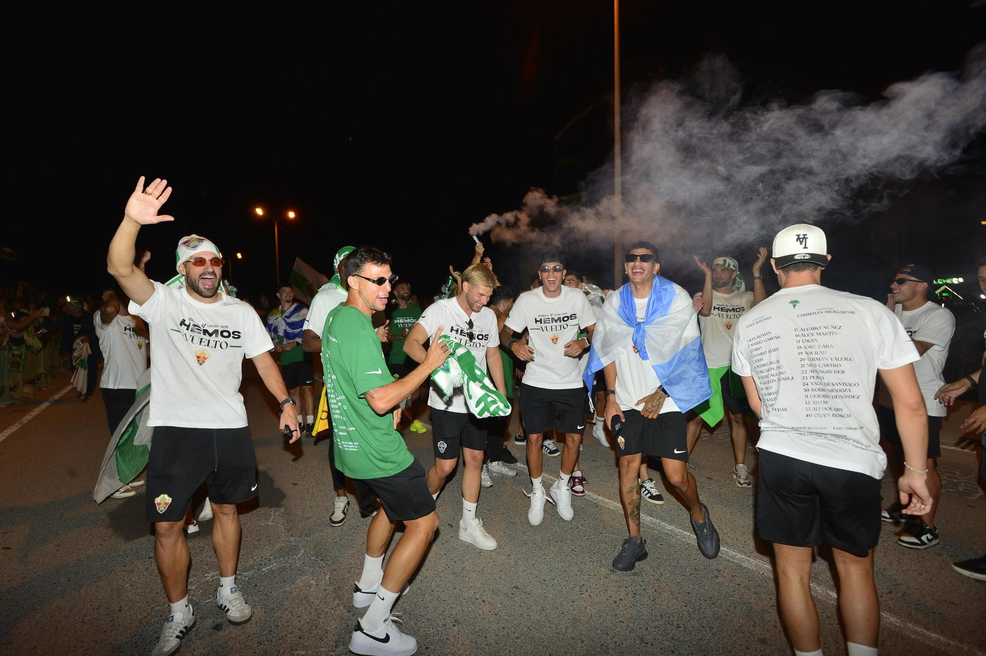 La afición del Elche recibe a los héroes del ascenso a su llegada al Martínez Valero