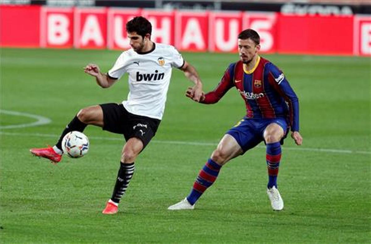 Guedes controla el balón ante la mirada de Lenglet en un Valencia-Barça. Guedes controla el balón ante la mirada de Lenglet en un Valencia-Barça.